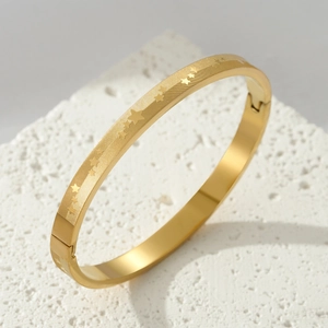 Bracciale rigido in oro con stelle incise e motivi a maglia diagonale in acciaio