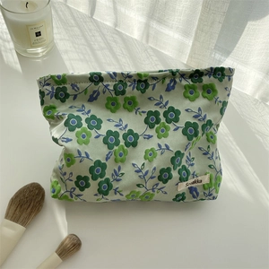 Trousse à maquillage en toile florale avec de petites fleurs bleues et vertes de style