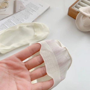 Detail einer Füßlinge-Socke mit rutschfestem Silikon und atmungsaktiver Rippenstruktur