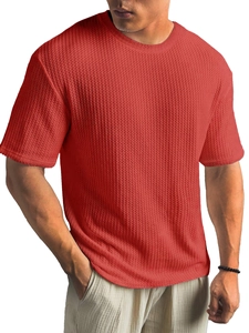 Nahaufnahme des roten Herren-T-Shirts mit Waffelstruktur und hochwertigem Stoffdetail