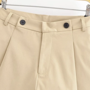 Détail du short décontracté kaki avec fermeture à double bouton et couture précise