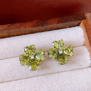 Eleganti orecchini a lobo a forma di fiore con zirconi verdi e montatura argento