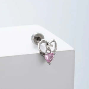 Silberne Herz-Ohrstecker mit rosa Zirkonia und Schmetterling-Schraubverschluss auf weißem Sockel