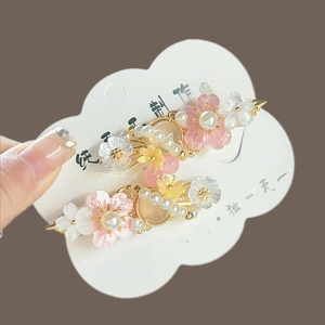 Barrettes à fleurs faites main avec perles et pétales en résine au style vintage élégant