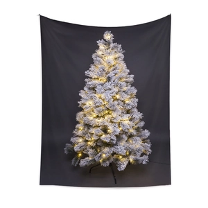 Dettaglio dell'arrazzo dell'albero di Natale con luci LED calde su sfondo nero
