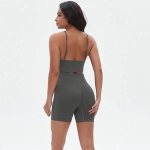 Detailansicht der High-Waist Yoga-Shorts mit V-Nähten für einen effektiven Push-up-Effekt