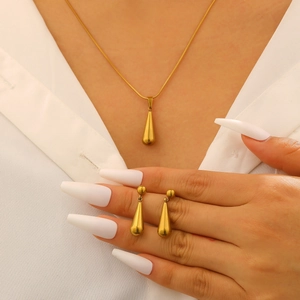 Elegantes goldfarbenes Schmuckset aus Edelstahl mit Wassertropfen-Anhängerkette und Ohrringen
