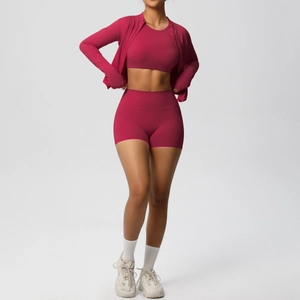 Set fitness 3 pezzi rosso rosa con reggiseno sportivo, pantaloncini a vita alta e giacca
