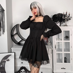 Detalle de vestido gótico negro con cordones estilo corsé en cintura y ribete encaje