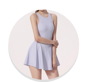 Gros plan sur une robe de tennis lilas avec dos nageur et tissu respirant de qualité