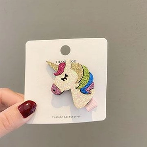 Détail d'une pince à cheveux licorne pailletée pour filles aux couleurs arc-en-ciel