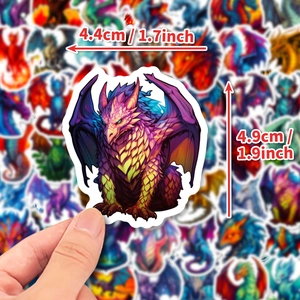 Nahaufnahme eines bunten Drachen-Aufklebers mit 4,4x4,9cm Maßen, handgehalten
