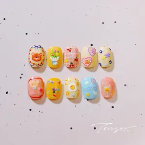 Detail von 3D-Bären-Nagelaufklebern mit bunten Cartoon-Herzen und Kirschmustern