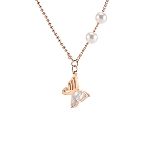 Collana con farfalla in oro rosa con design traforato e perle bianche per donne