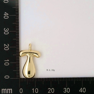 Polished gold balloon letter T pendant weight measurement of 4.10g on scale