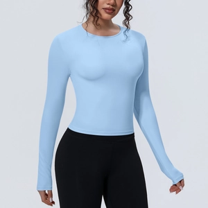 Détail de ce haut de yoga bleu clair à manches longues en tissu respirant ajusté