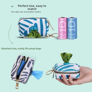 Vue détaillée du distributeur de sacs à déjections canines avec rouleaux, design compact.
