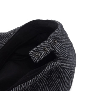 Classic herringbone wool beret with three-button metal adjustment and neat stitching
