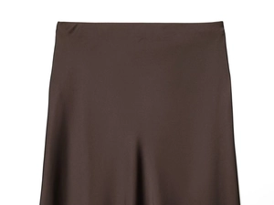 Gros plan détaillé de la jupe midi en satin marron foncé avec texture soie lisse