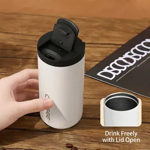 Mug à café blanc en acier inoxydable avec couvercle et texte COFFEE sur bois