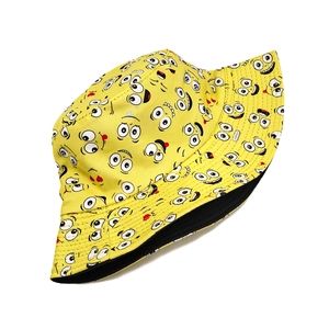 Détail d'un chapeau bob en toile jaune avec imprimés emoji et coutures soignées