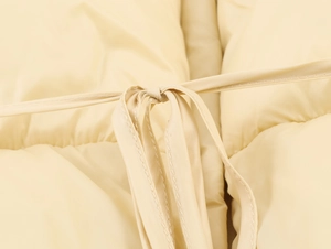Gros plan détaillé du nœud à cordon à la taille d'une veste d'hiver beige matelassée