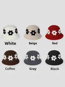 Détail des chapeaux cloches en crochet faits main avec fleurs en plusieurs coloris