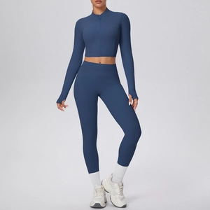 Détail du legging de yoga bleu marine et haut à manches longues avec zip et passe-pouces