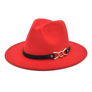 Cappello Fedora classico rosso in lana con cinturino nero e fibbia dorata raffinata