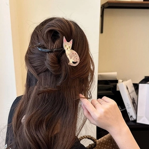 Pince à cheveux mignonne chat rose-brun pour femme portée sur une coiffure arrière chic