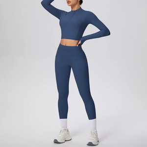 Détail d'un ensemble de yoga bleu marine avec haut zippé et legging gainant