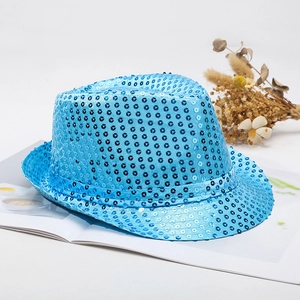 Chapeau de jazz à paillettes bleu clair scintillant pour spectacle sur fond blanc pur