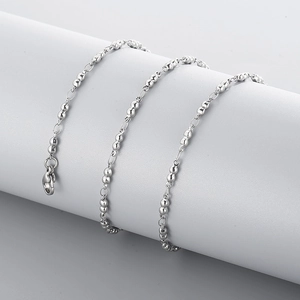 Détail d'un collier de perles en acier argenté avec fermoir mousqueton sur présentoir