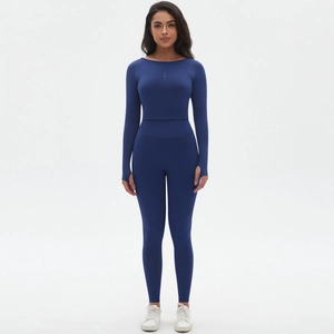 Détail de l'ensemble de yoga bleu foncé avec poignets passe-pouce et maille sans couture