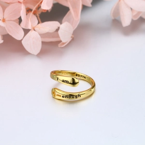 Dettaglio dell'anello dorato in argento S925 con incisione I am enough e fascia aperta