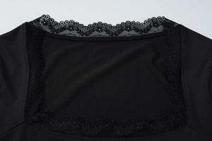 Dettaglio dello scollo quadrato in pizzo nero con eleganti motivi ricamati floreali