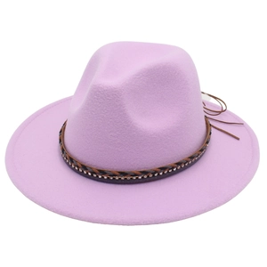 Dettaglio del cappello fedora lavanda con fascia di strass intrecciata e nappe