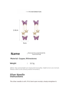 Vue détaillée des boucles d'oreilles papillon violettes à pompons et strass