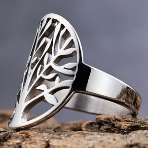 Vue détaillée de la bague arbre de vie argentée avec motifs de branches ajourées