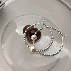 Elegant S925 sterling silver hoop earrings with white pearls in a glass bowl