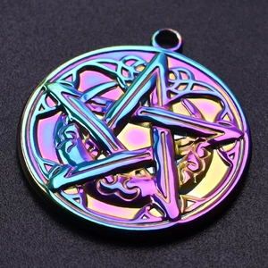 Vue rapprochée d'un pendentif céleste en acier inoxydable avec finition arc-en-ciel