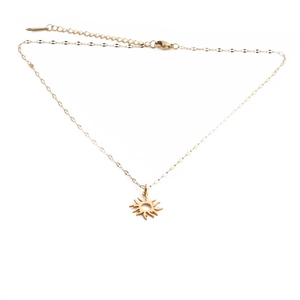 Collier en acier inoxydable doré avec pendentif ajouré fleur de lotus et tournesol