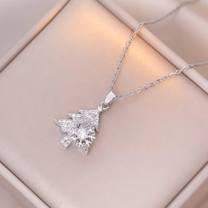 Dettaglio macro della collana rotante ad albero di Natale con zirconi in confezione regalo