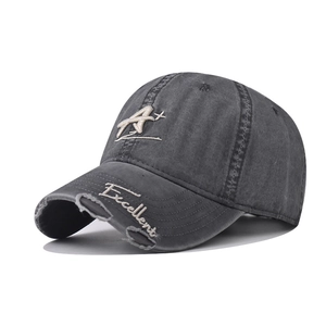Détail de la casquette délavée gris foncé avec broderie A+ et bordure effet usé