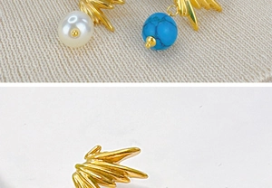 Vue détaillée de breloques ailes dorées avec perle blanche et perles de pierre bleue