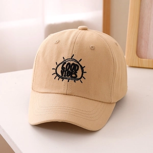 Dettaglio del ricamo GOOD VIBES e delle cuciture sul cappello di tela color kaki
