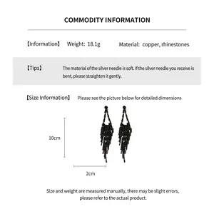 Dimensions détaillées des boucles d'oreilles à pompons noirs avec cristaux et 10 cm