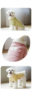 Détail de gilets épais en peluche pour chiens aux couleurs pastel avec cols en laine blanche