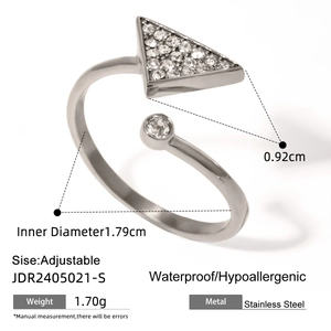 Detailansicht eines verstellbaren Edelstahlrings mit Zirkonia-Dreieck und runder Diamanteinlage