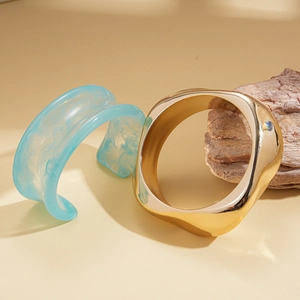Set aus Retro-Resin-Armreif in Blau und gewelltem, goldenem Metall-Armband für Damen